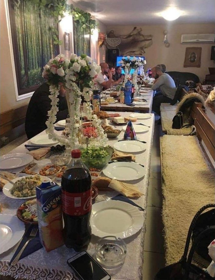 Празнично подредена маса за компания