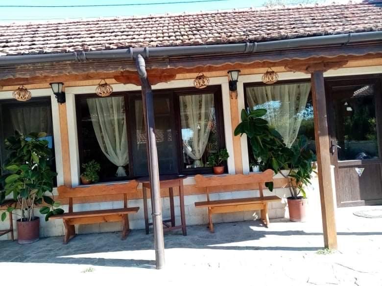 Верандата с пейките